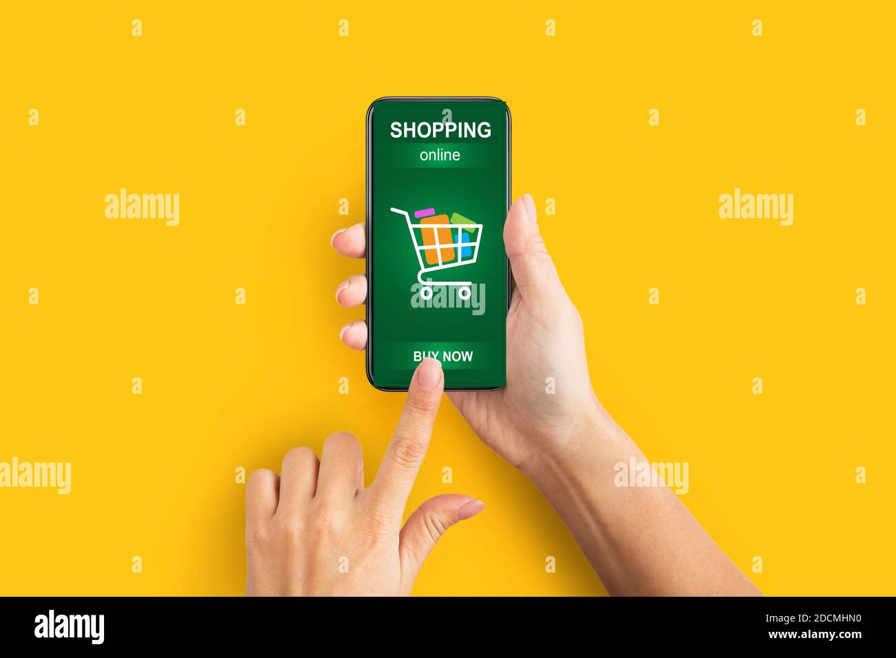 Mains de femmes avec smartphone Shopping en ligne à l'aide de l'application, fond jaune Banque D'Images