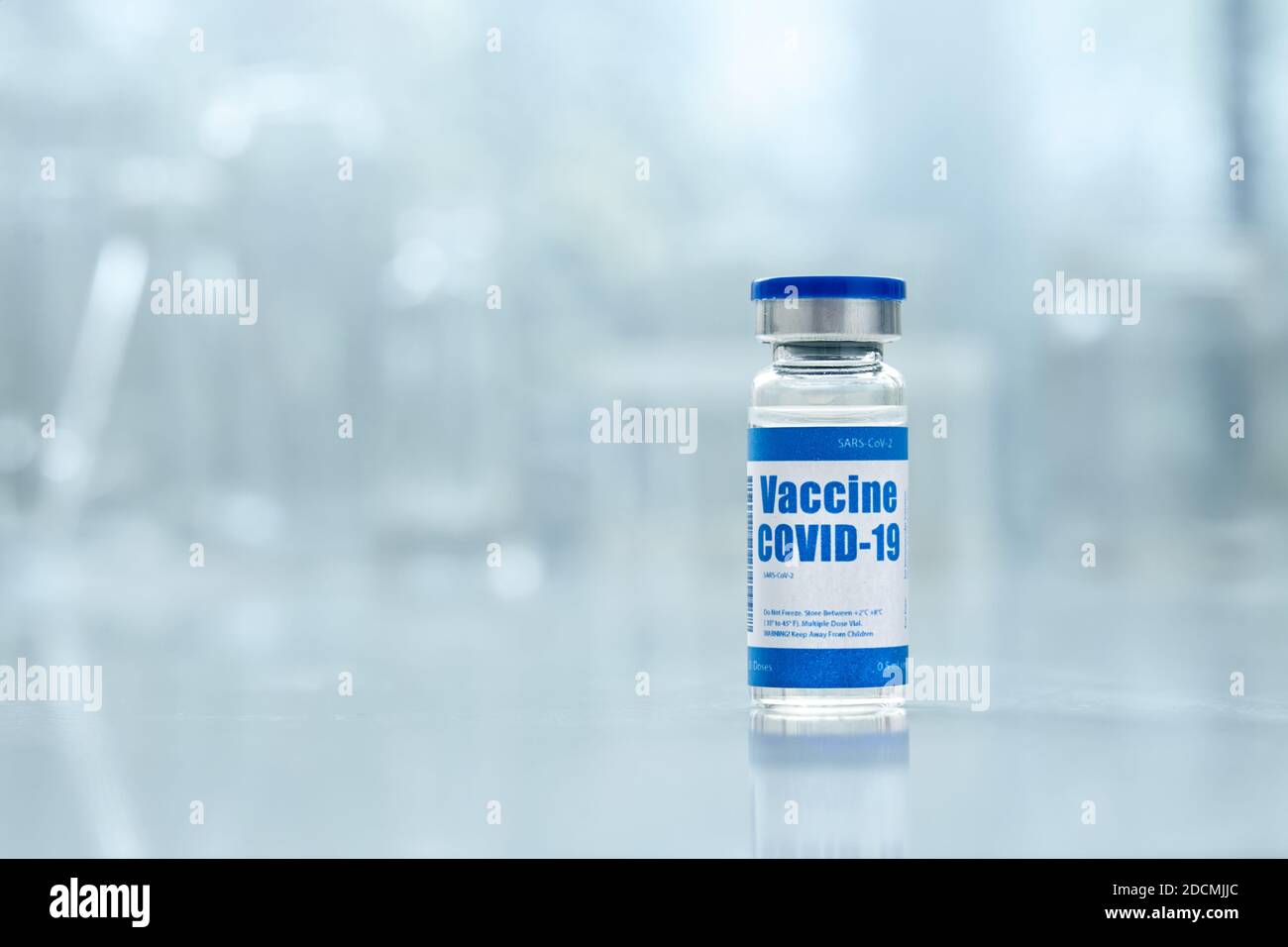 Flacon de vaccin contre le virus corona Covid 19 flacon pour injections sur fond médical. Banque D'Images