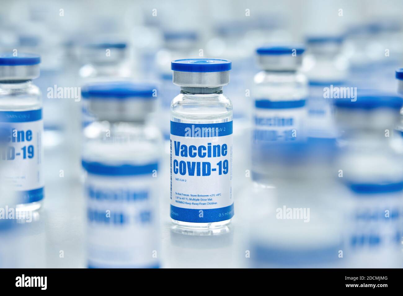 Flacons de vaccin Covid 19, production de traitement du virus corona. Banque D'Images