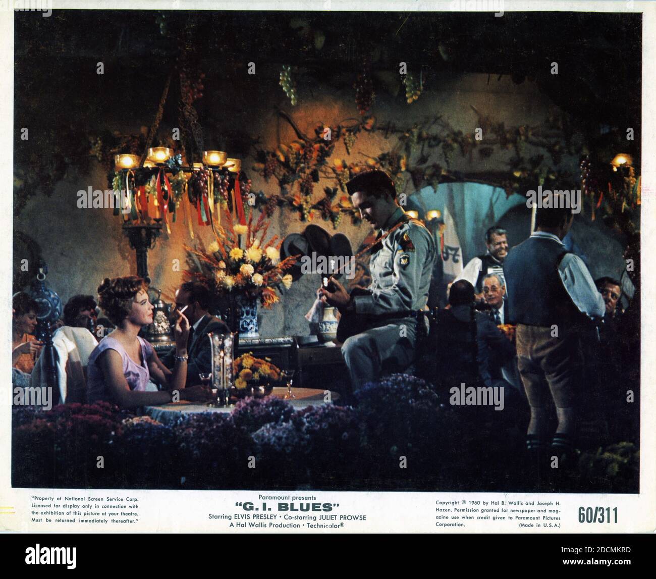 JULIET PROWSE et ELVIS PRESLEY in G. I. BLUES 1960 réalisateur NORMAN TAUROG costume design Edith Head Hal B. Wallis Productions / Paramount Pictures Banque D'Images
