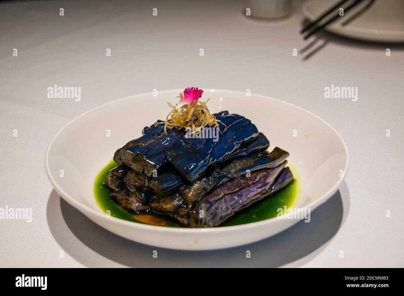 Un aubergine froide dans un plat de sauce soja au Rongxing Jiujia un restaurant cantonais dans le nouveau quartier de Pudong à Shanghai. Banque D'Images