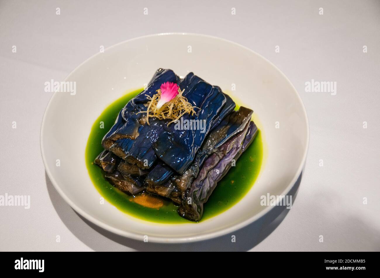 Un aubergine froide dans un plat de sauce soja au Rongxing Jiujia un restaurant cantonais dans le nouveau quartier de Pudong à Shanghai. Banque D'Images