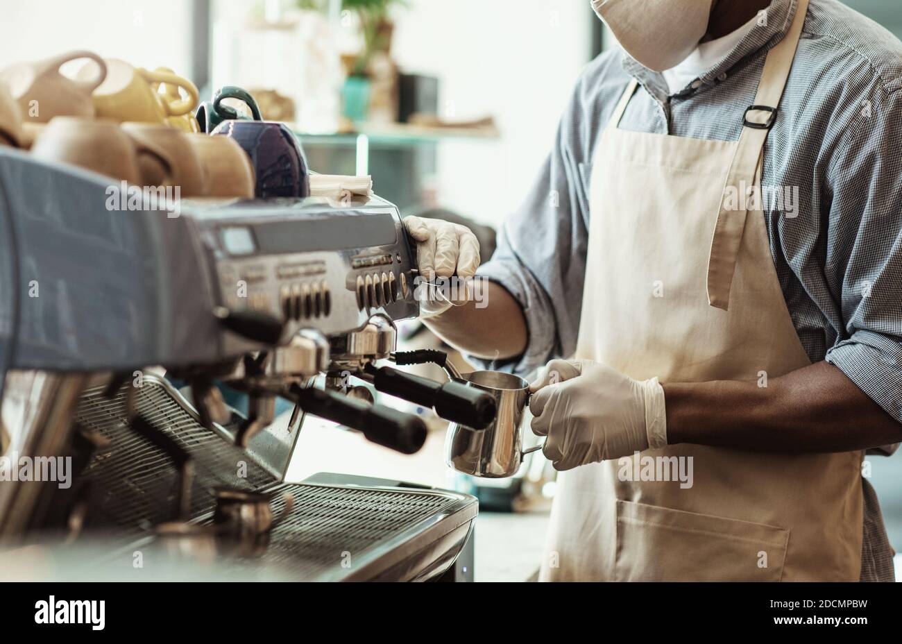 La préparation du café et la nouvelle normalité pendant l'épidémie de coronavirus Banque D'Images