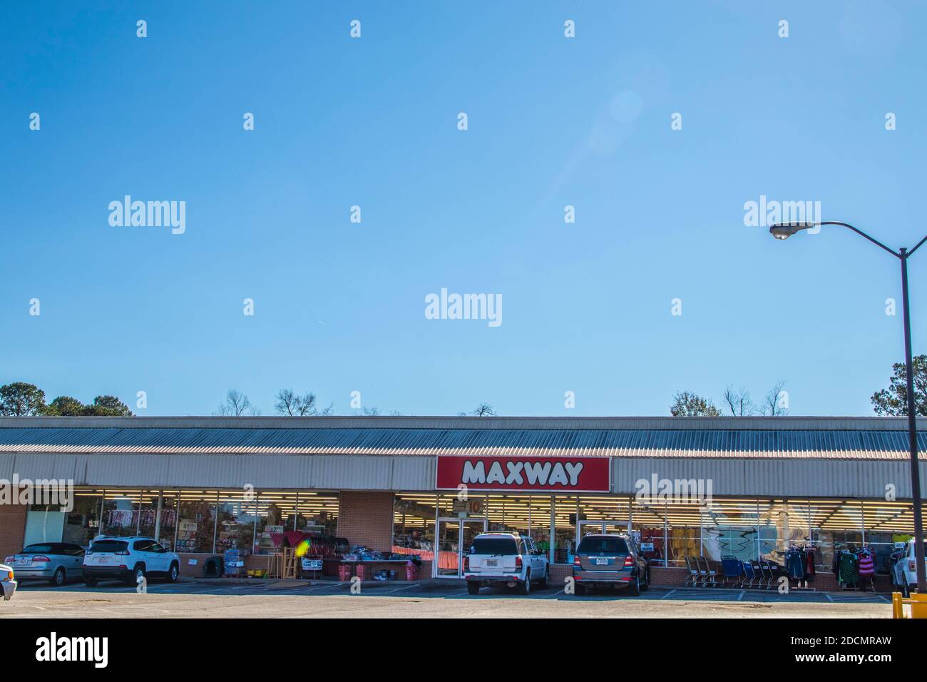 Wrens, GA / USA - 11 17 20: Maxway grand magasin et voitures garées Banque D'Images