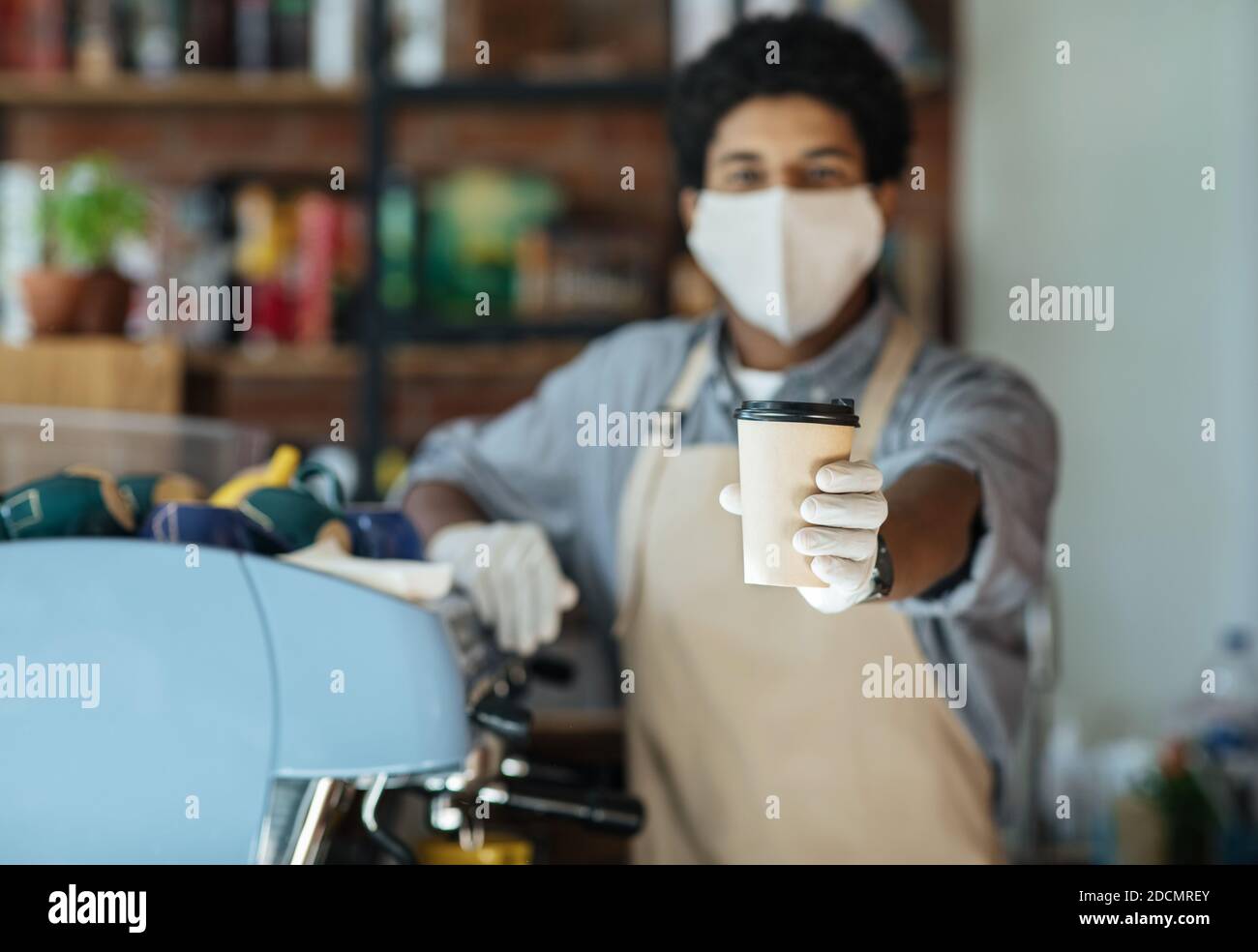 Nouvel emploi normal et tendre lors de la distanciation sociale Banque D'Images