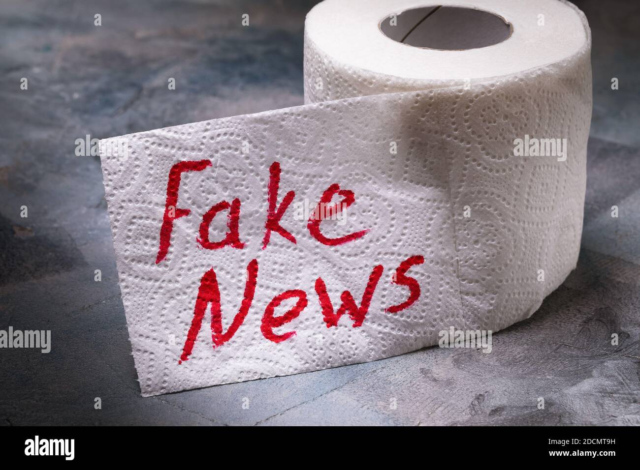 rouleau de papier toilette avec inscription sur la table. Concept de fausses nouvelles Banque D'Images