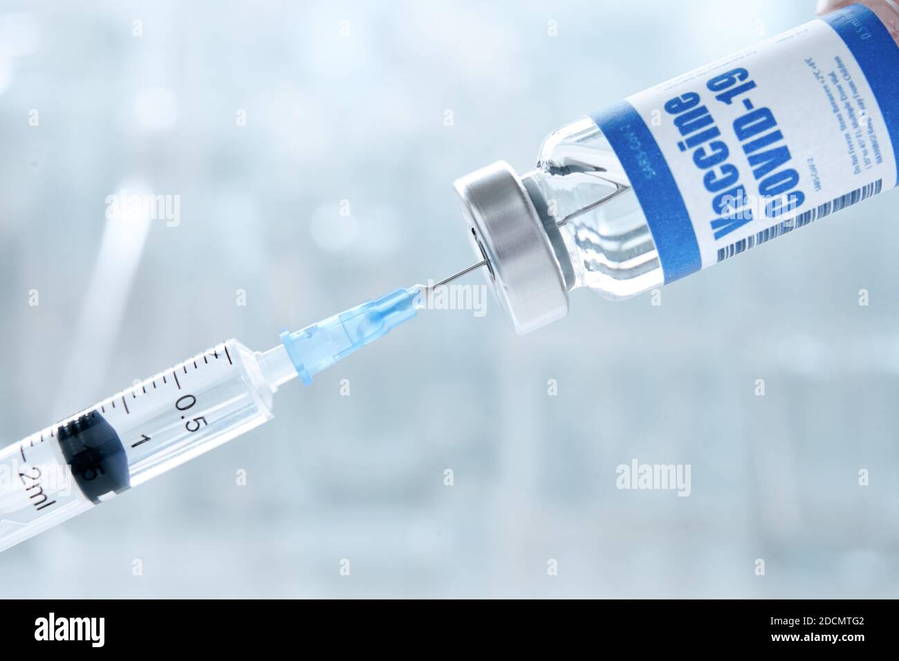 Seringue prenant le vaccin contre le virus Covid 19 corona pour injection à partir d'un flacon. Banque D'Images