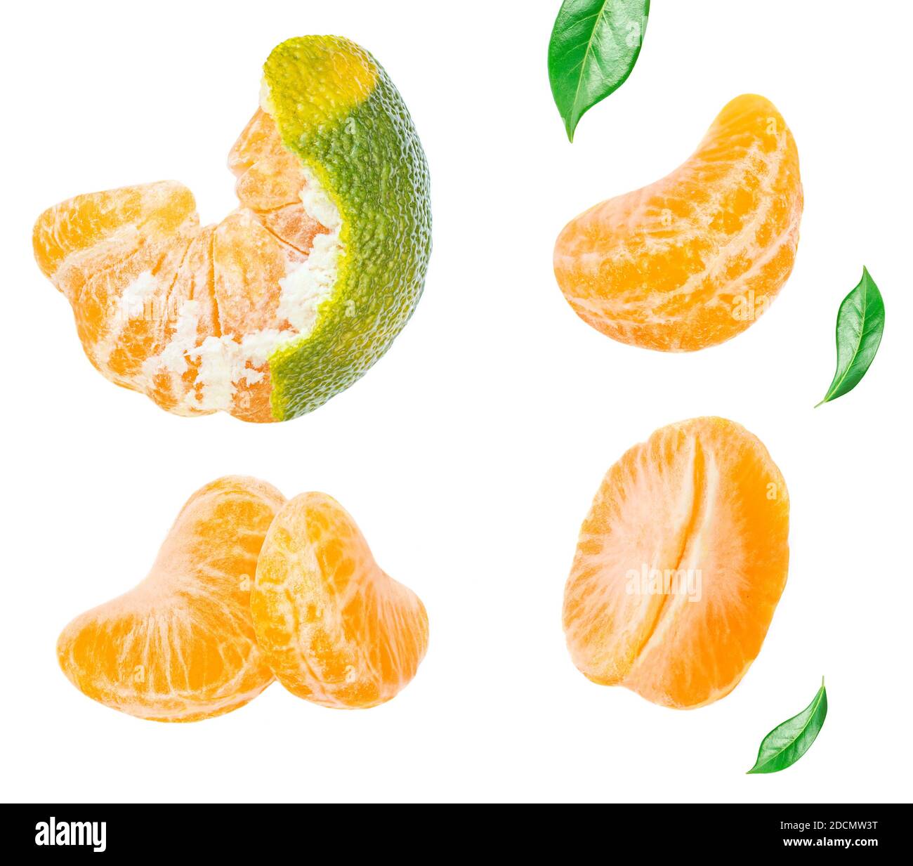 Mise en page créative faite de Tangerines avec des feuilles et des tranches vertes isolées sur fond blanc. Mandarines, Clementine fruit vue de dessus. Pose à plat Banque D'Images