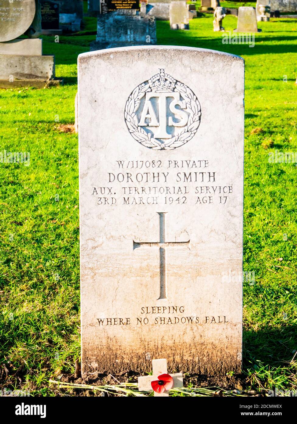 Dans le cimetière de Redcar pierre tombale pour la privée Dorothy Smith de la La Force territoriale auxiliaire est décédée le 3 mars 1942 à l'âge de 17 ans Banque D'Images