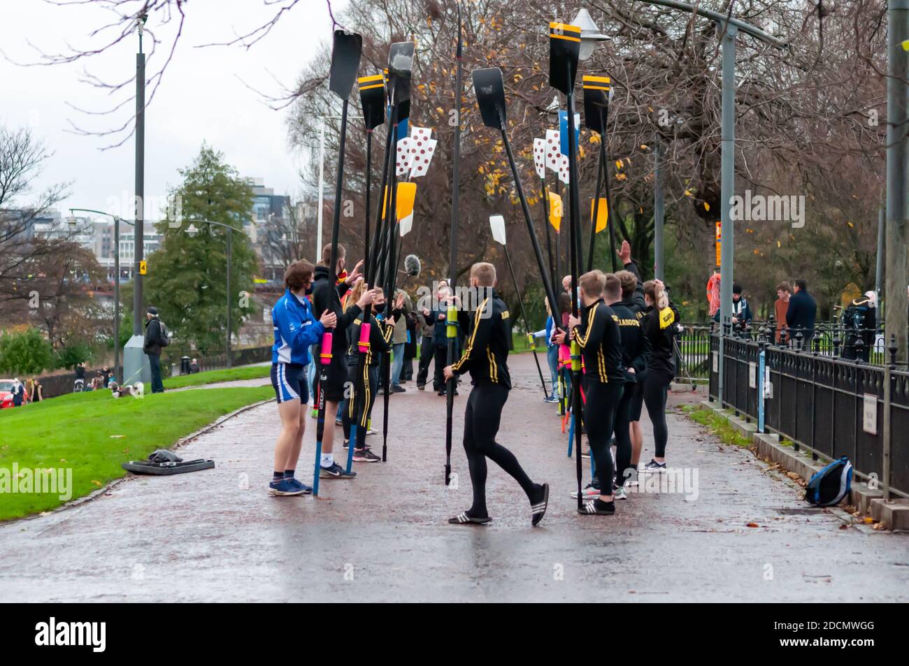 Glasgow, Écosse, Royaume-Uni. 22 novembre 2020. Les rameurs se rassemblent à Glasgow Green pour honorer George Parsonage de la Glasgow Humane Society qui reçoit un prix Pride of Scotland pour les quarante dernières années de vie sauvant sur la rivière Clyde. Credit: SKULLY/Alay Live News Banque D'Images