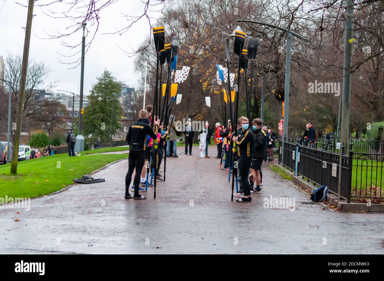 Glasgow, Écosse, Royaume-Uni. 22 novembre 2020. Les rameurs se rassemblent à Glasgow Green pour honorer George Parsonage de la Glasgow Humane Society qui reçoit un prix Pride of Scotland pour les quarante dernières années de vie sauvant sur la rivière Clyde. Credit: SKULLY/Alay Live News Banque D'Images