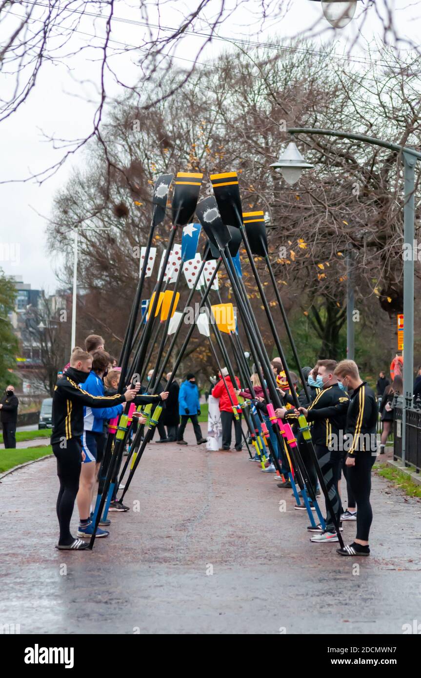 Glasgow, Écosse, Royaume-Uni. 22 novembre 2020. Les rameurs se rassemblent à Glasgow Green pour honorer George Parsonage de la Glasgow Humane Society qui reçoit un prix Pride of Scotland pour les quarante dernières années de vie sauvant sur la rivière Clyde. Credit: SKULLY/Alay Live News Banque D'Images