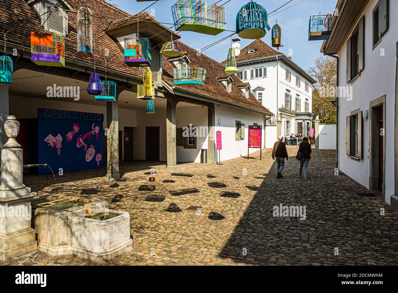 Cour intérieure de la Fondation Beyeler sur laquelle les cages à oiseaux sont étirées à Riehen, en Suisse Banque D'Images
