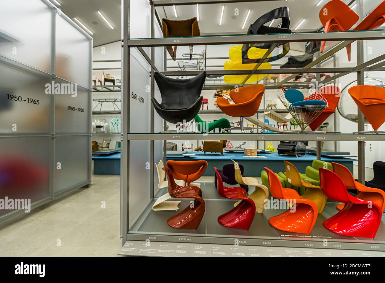 Une sélection d'objets clés de la conception de mobilier est exposée dans le dépôt de spectacles Vitra. Voici une série de chaises Panton de Verner Panton. Les archives de „SchauDepot la propriété complète de la designer danoise Verner Panton. Vitra Campus à Weil am Rhein, Allemagne Banque D'Images