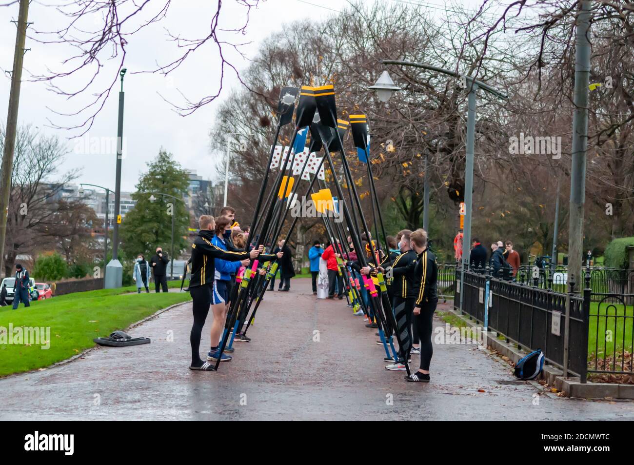 Glasgow, Écosse, Royaume-Uni. 22 novembre 2020. Les rameurs se rassemblent à Glasgow Green pour honorer George Parsonage de la Glasgow Humane Society qui reçoit un prix Pride of Scotland pour les quarante dernières années de vie sauvant sur la rivière Clyde. Credit: SKULLY/Alay Live News Banque D'Images