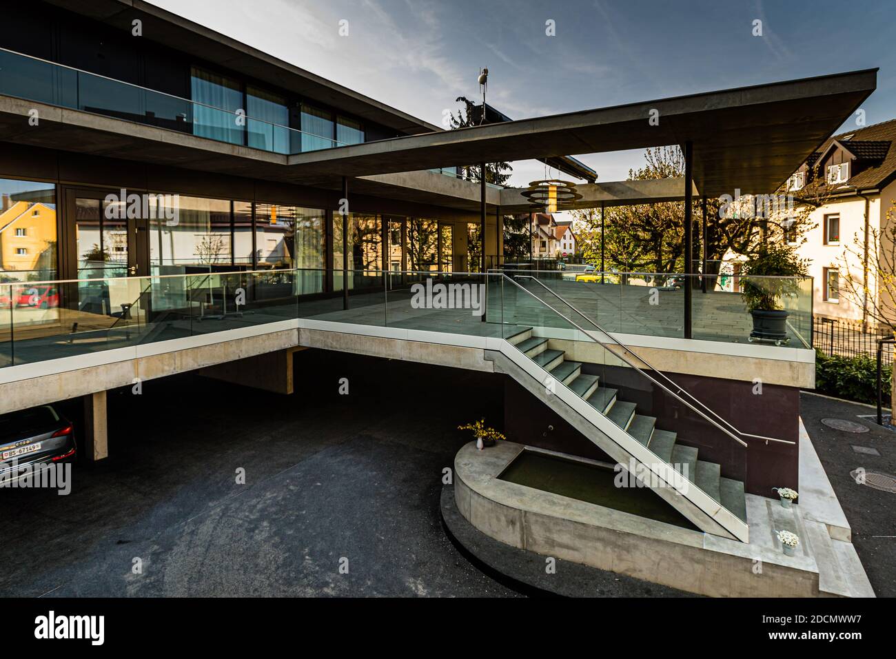 Le béton exposé était le matériau de choix de Sonja Hechler. La maison historique à colombages de 1572 a été complétée par un nouveau bâtiment attrayant. L'architecte Osman Askari a utilisé le verre, l'acier et le béton pour créer une architecture ouverte qui abrite la terrasse d'été, les salles de conférence et cinq nouvelles chambres. Après la conversion de maisons privées, d'une école et d'une église, le Krone Inn est le premier projet hôtelier d'Osman Askari à Weil am Rhein, en Allemagne Banque D'Images