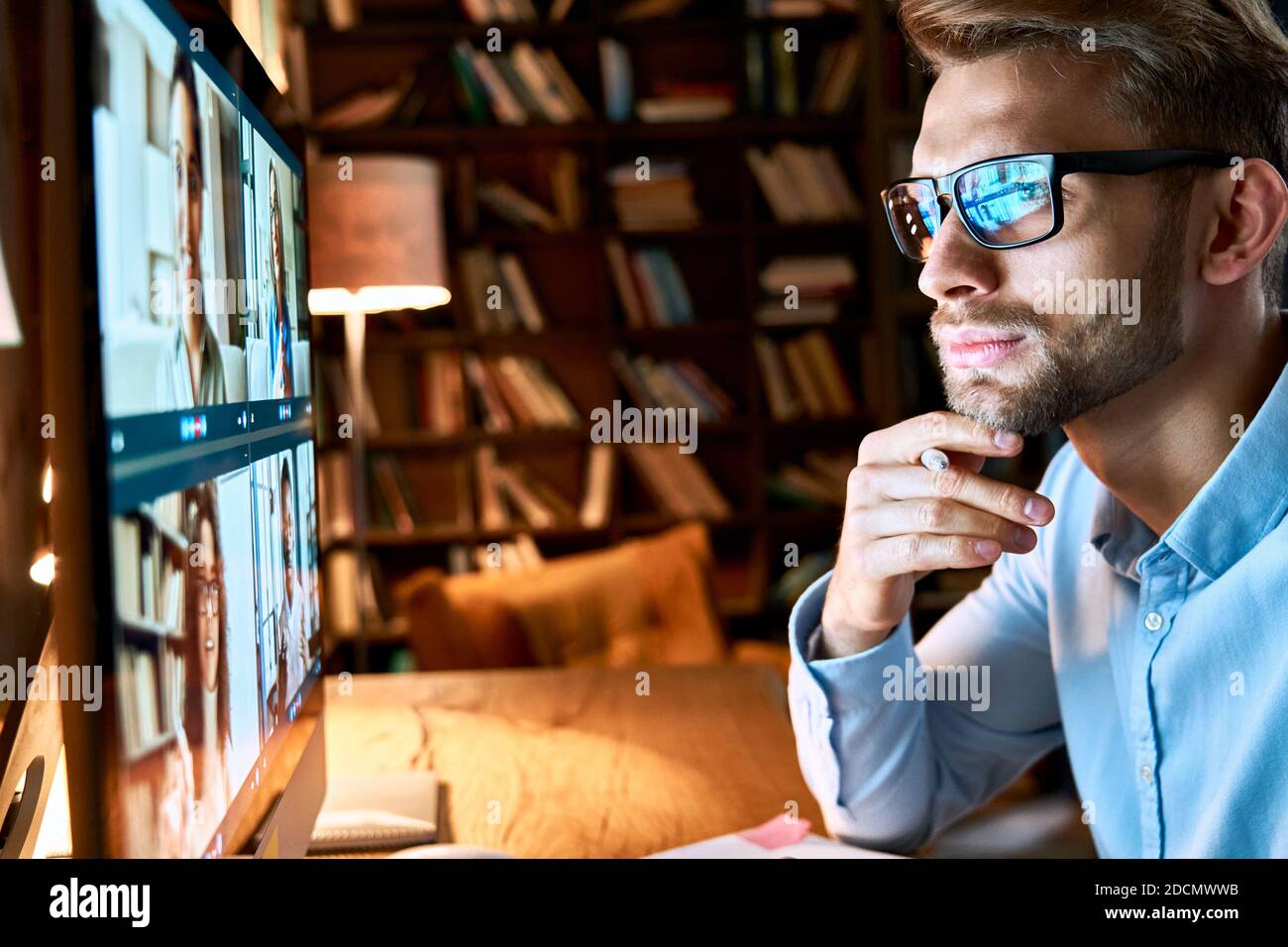Homme d'affaires regardant l'écran de pc en ligne par vidéoconférence. Banque D'Images