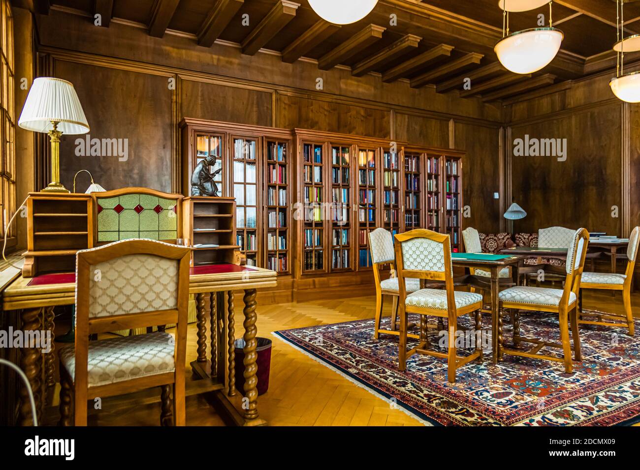 Bibliothèque de l'Hotel Waldhaus Sils im Engadin/Segl, Suisse.Qui aurait pu lire ou écrire à ces tableaux?Dans cette chambre, Elke Heidenreich avait pensé: "Combien grand est le monde et comment calme C'est ici.Et le sujet du silence en général.Martin Mosebach écrit: "La fin du monde pourrait avoir lieu, et on n'en apprendra plus à ce sujet que dans le Walhaus une semaine plus tard, à travers une information peu excitée du porteur". Banque D'Images