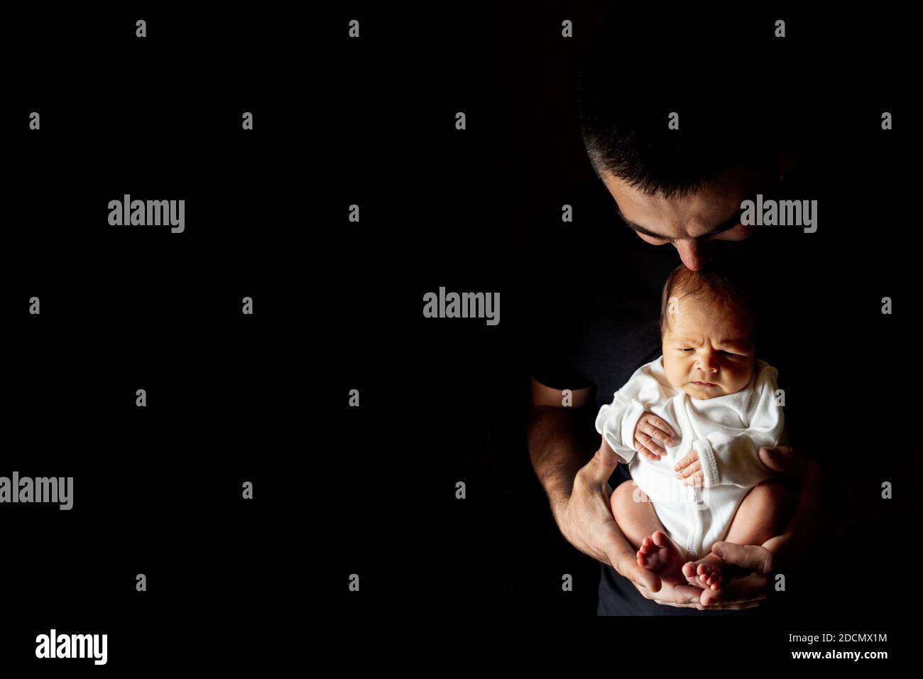 Pere Tenant Son Fils De 15 Jours Dans La Main Sur Fond Noir Bebe Couche Sur Son Pere Photo Stock Alamy Pere Tenant Son Fils De 15 Jours Dans La Main Sur Fond Noir Bebe Couche Sur Son Pere Photo Stock Alamy