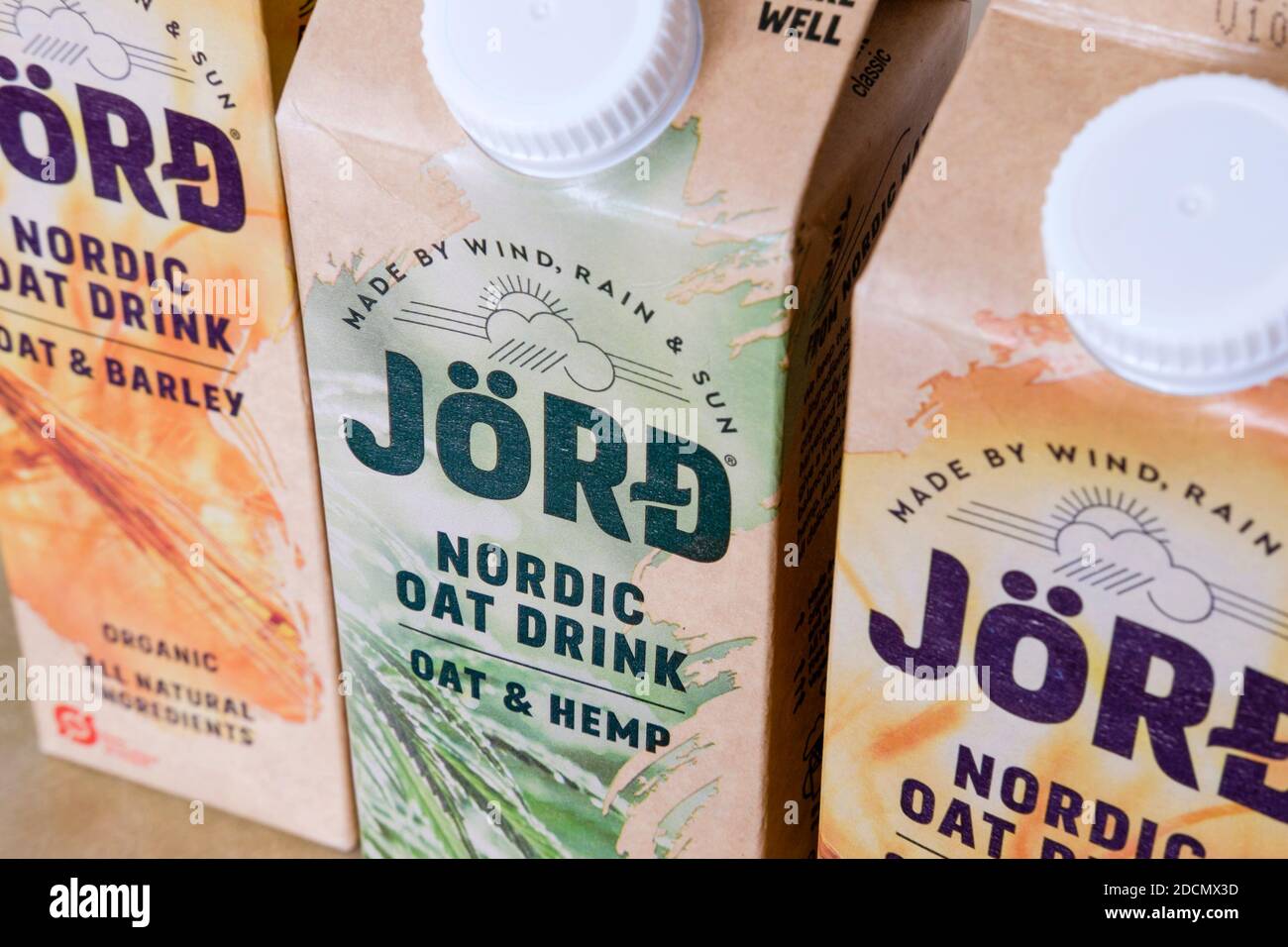 Boîtes de Jörd Nordic OAT boisson lait alternative. Banque D'Images