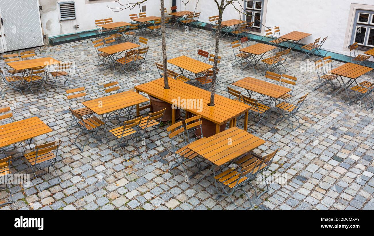 Andechs, Bavière / Allemagne - 2 novembre 2020 : jardin de bière vide (allemand : Biergarten) à l'abbaye d'Andechs. Début novembre, tous les restaurants sont à Banque D'Images