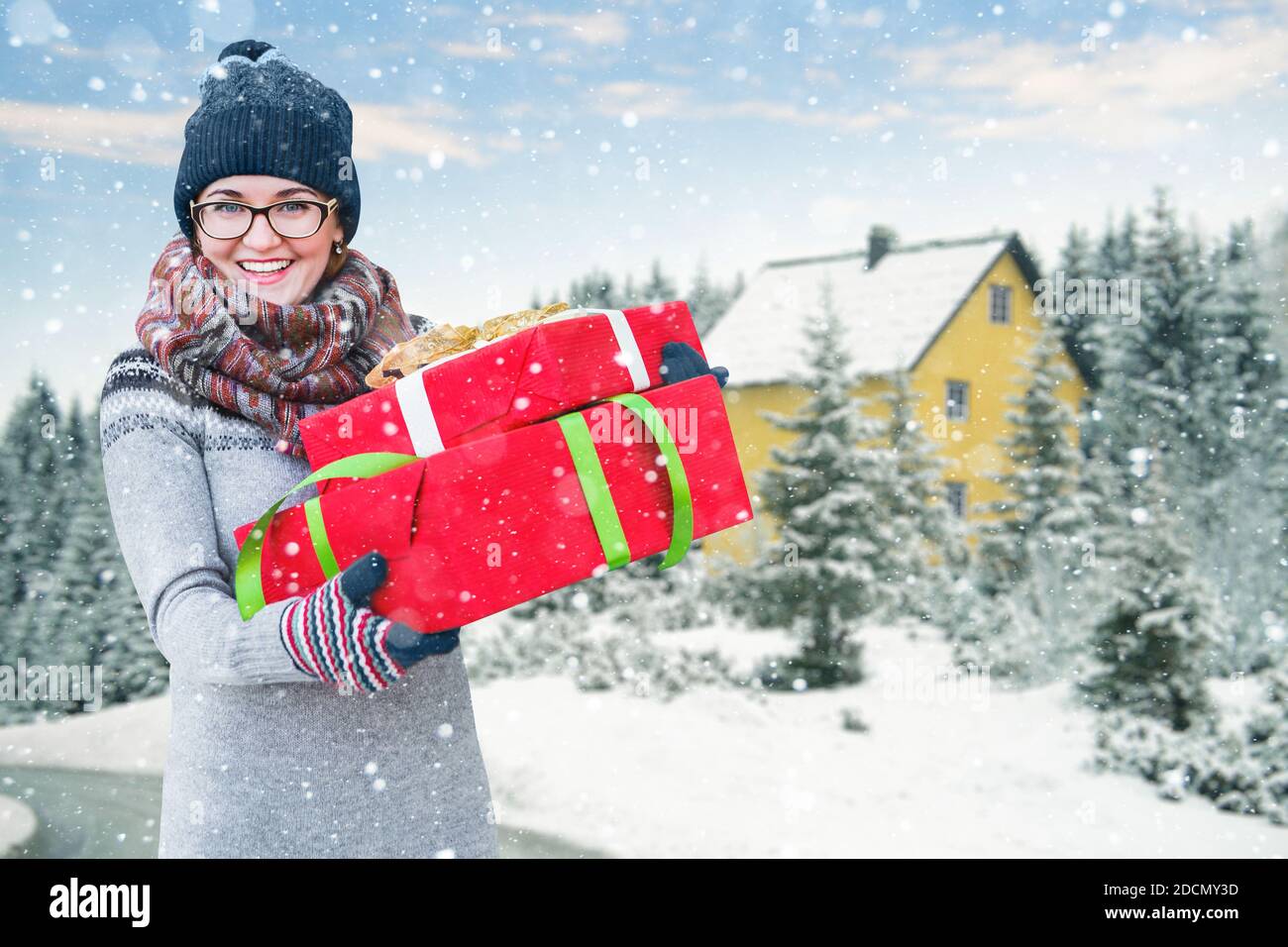 Femme avec cadeaux dans des boîtes rouges. Banque D'Images