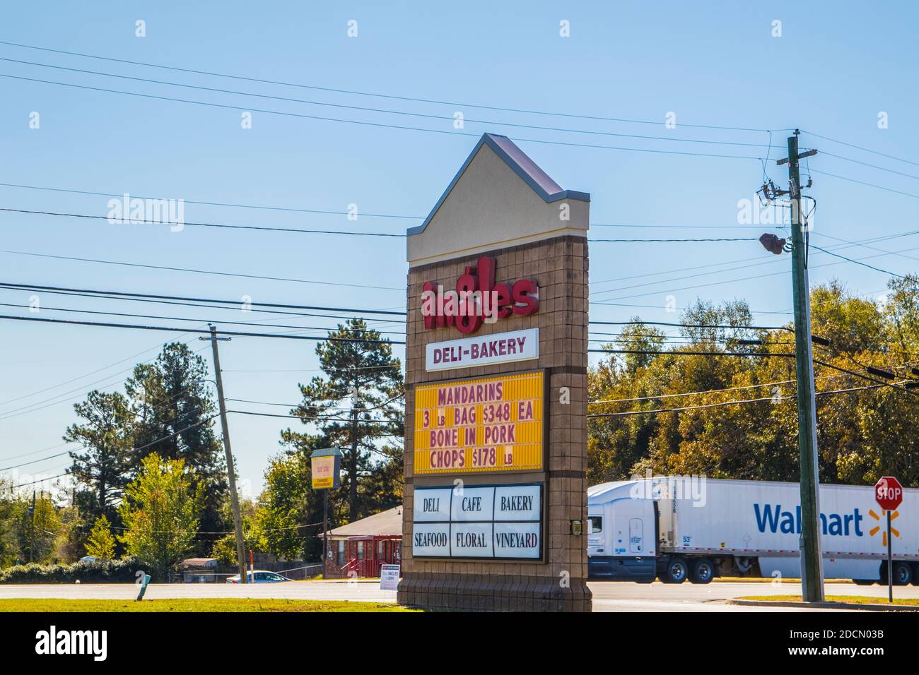 Wrens, GA / USA - 11 17 20: Vue de l'enseigne du supermarché Ingles et de Walmart Truck Banque D'Images