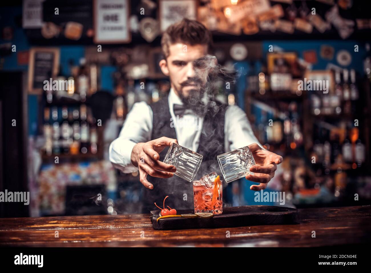 Barman mélange un cocktail dans le hall d'entrée Banque D'Images