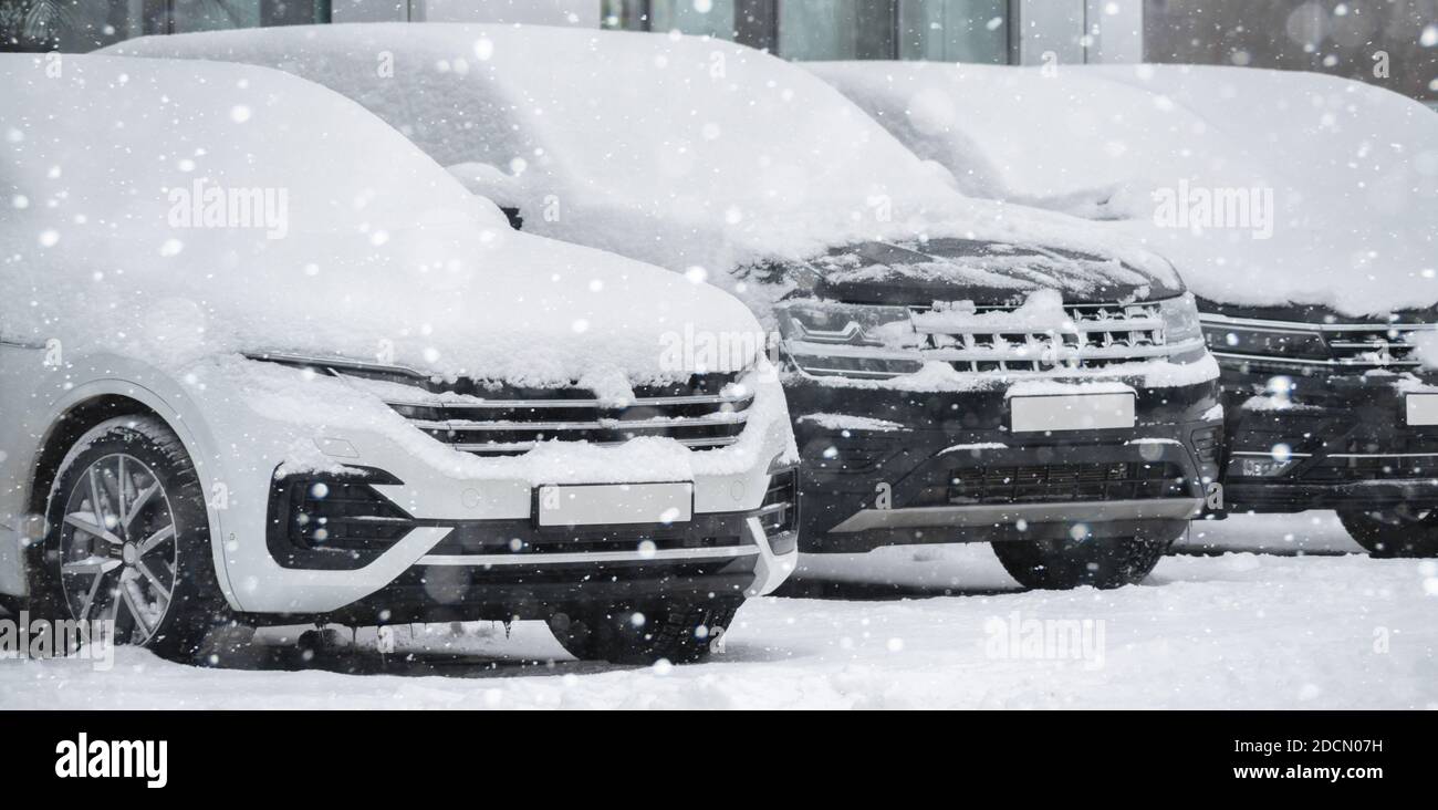 Voitures garées couvertes de neige. Saison d'hiver Banque D'Images