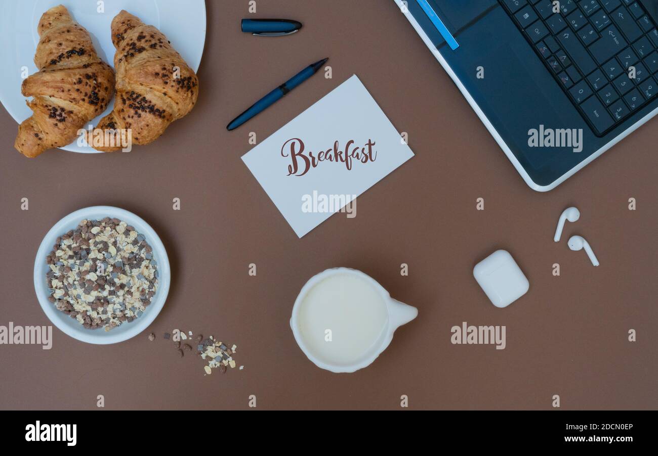 Petit déjeuner d'affaires au bureau avec café et croissant sur blanc maquette de la vue de dessus de l'arrière-plan de la table Banque D'Images