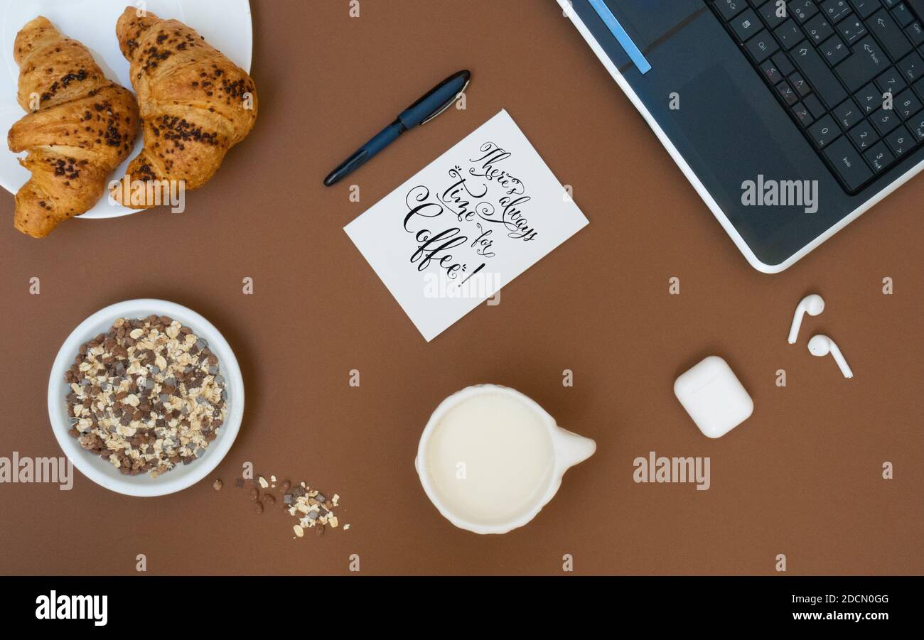 Petit déjeuner d'affaires au bureau avec café et croissant sur blanc maquette de la vue de dessus de l'arrière-plan de la table Banque D'Images