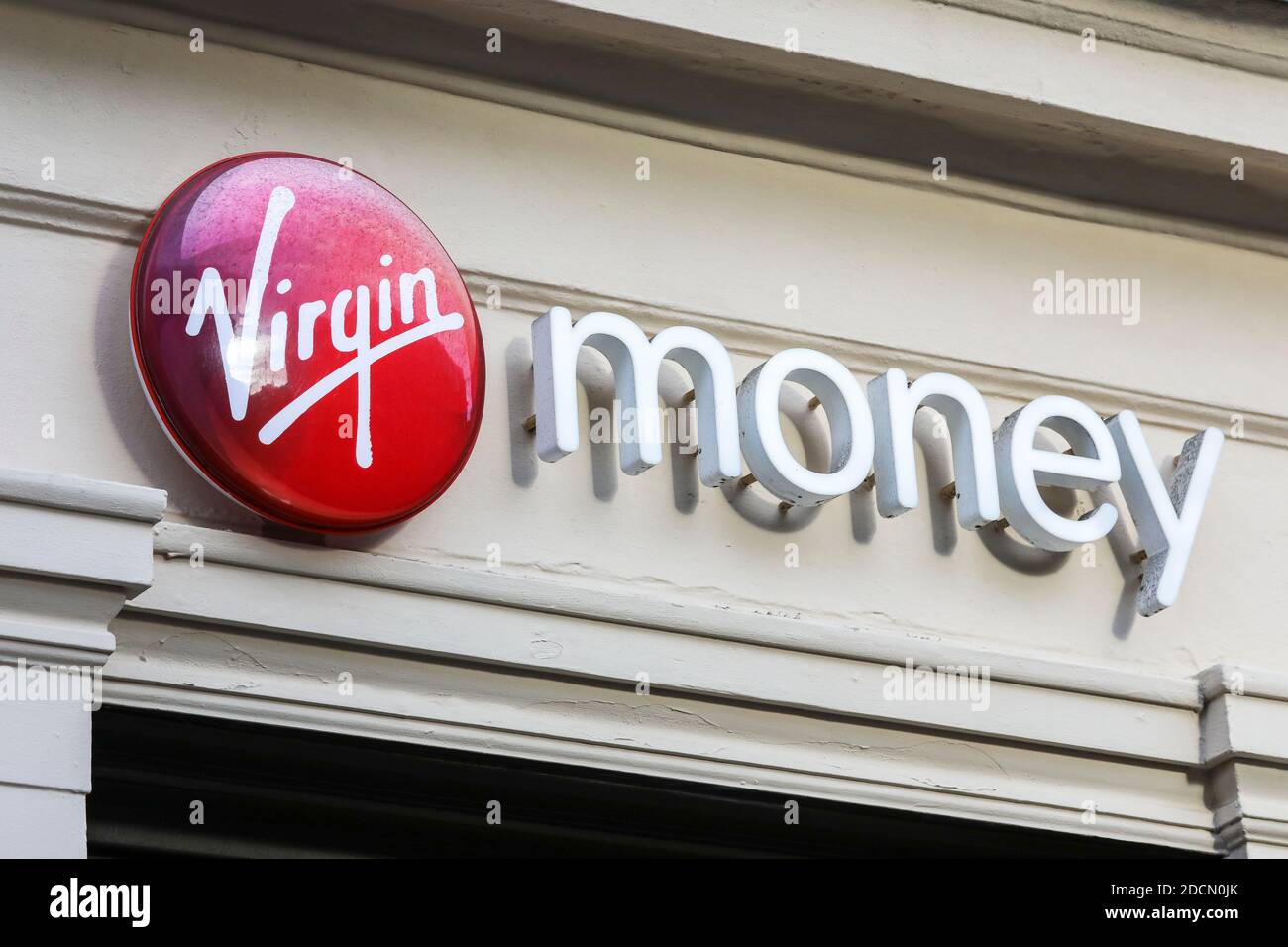 Logo de la société pour la banque de rue Virgin Money, Glasgow, Royaume-Uni Banque D'Images