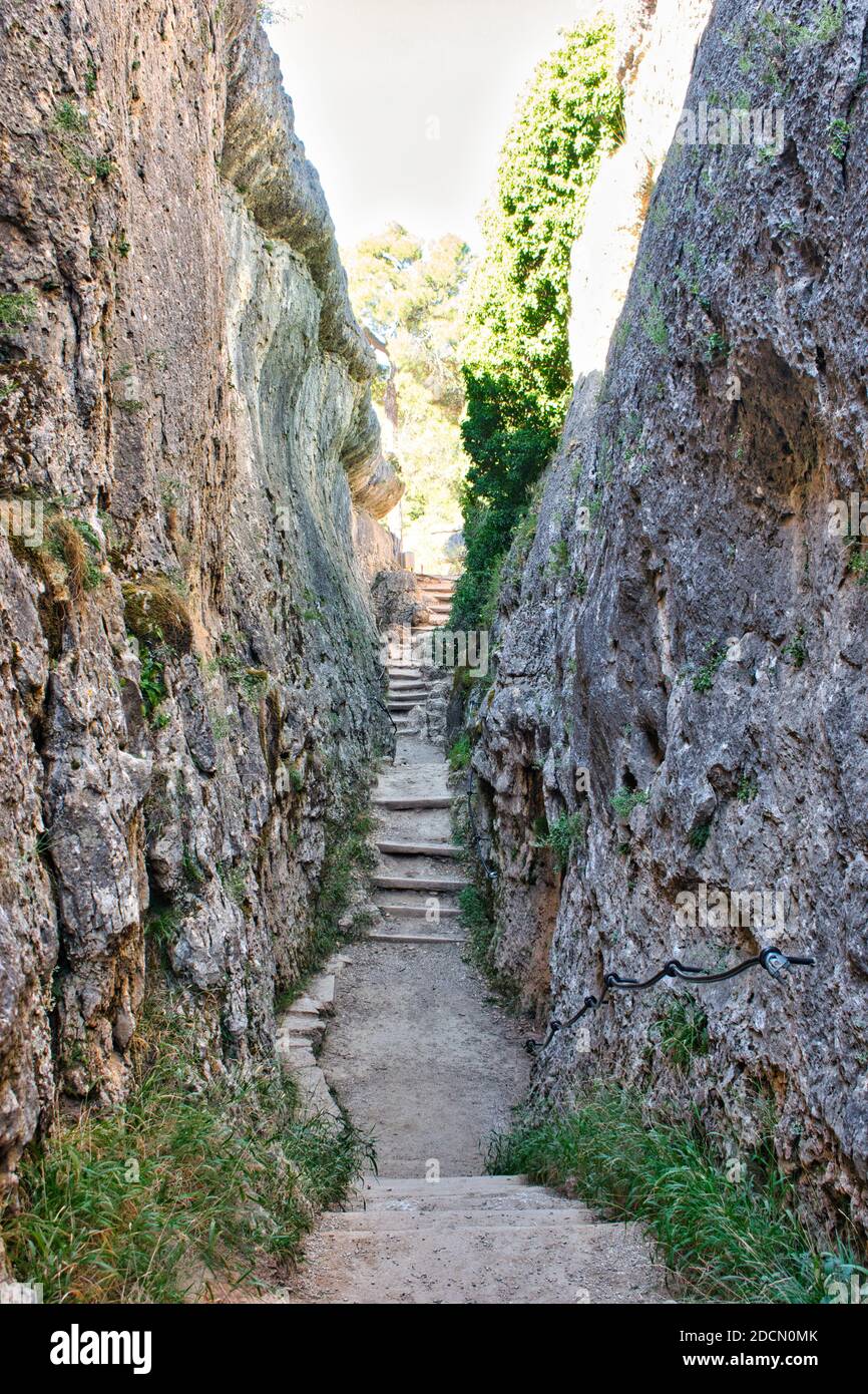 Escaliers entre les murs de roche dans le cadre naturel de la Ciudad Encantada, Cuenca Banque D'Images