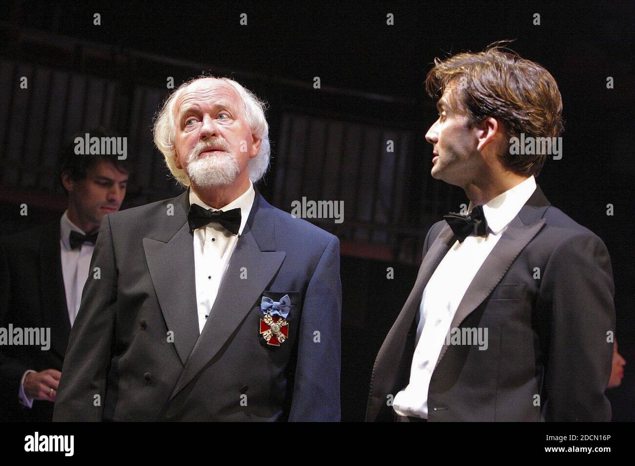 l-r: Oliver Ford Davies (Polonius), David Tennant (Hamlet) dans HAMEAU par Shakespeare à la Royal Shakespeare Company (RSC), Courtyard Theatre, Stratford-upon-Avon, Angleterre 05/08/2008 conception: Robert Jones éclairage: Tim Mitchell directeur: Gregory Doran Banque D'Images