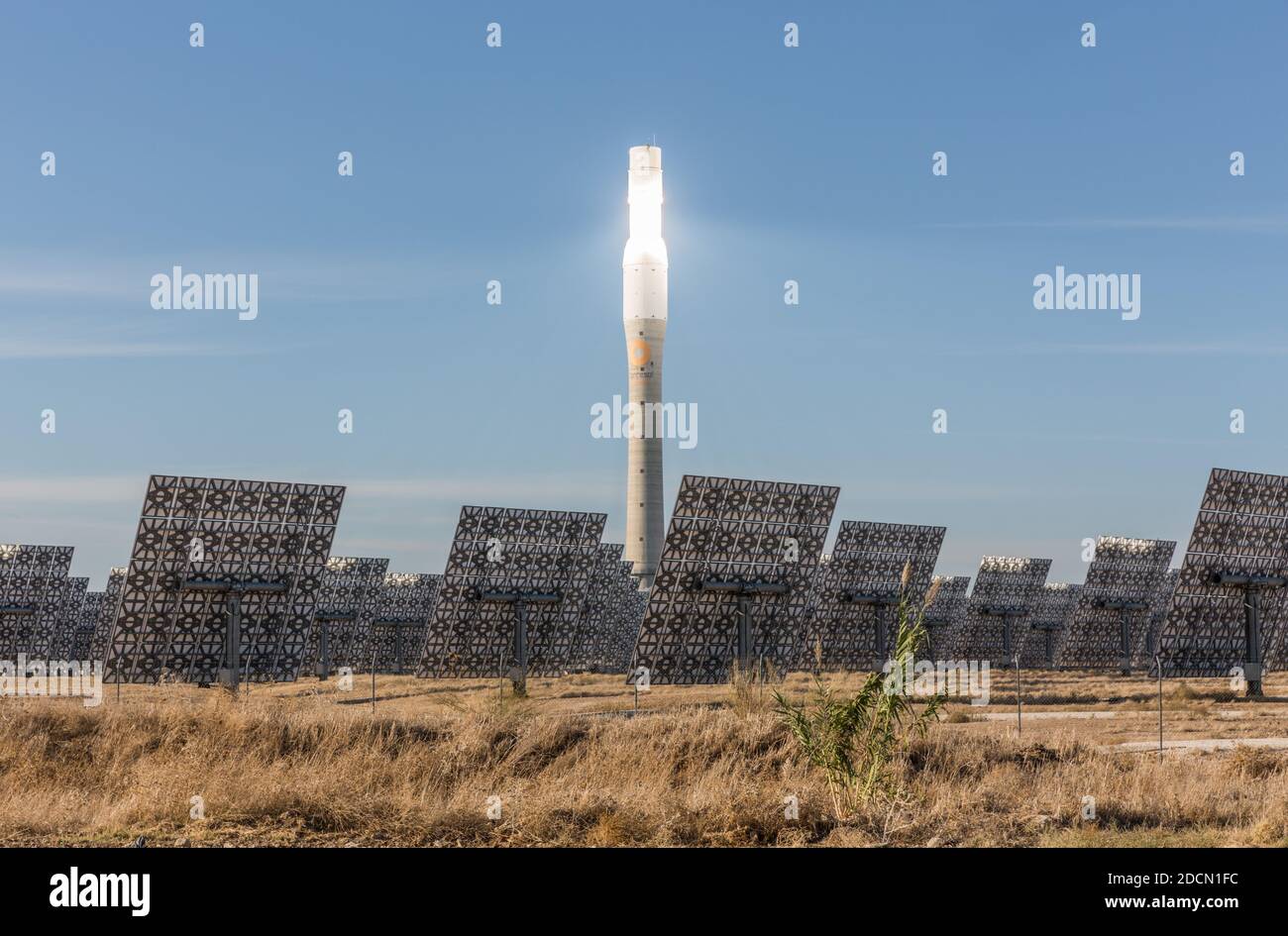 La centrale électrique Gemasolar est la première centrale solaire commerciale avec Le récepteur de la tour centrale et la technologie de stockage de chaleur de sel fondu. Son stockage tout système Banque D'Images