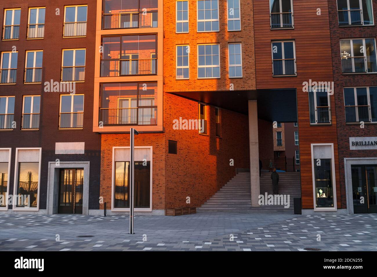 TALLINN, ESTONIE - 22 AVRIL 2020 : une nouvelle zone résidentielle à Port Nowrner. Heure du coucher du soleil au printemps Banque D'Images