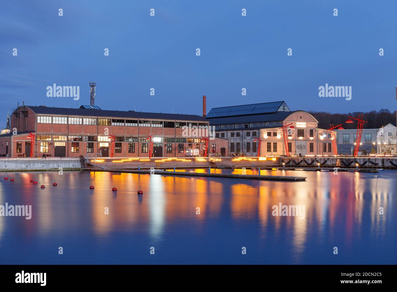 TALLINN, ESTONIE - 22 AVRIL 2020 : une nouvelle zone résidentielle à Port Nowrner. Heure du printemps en soirée Banque D'Images