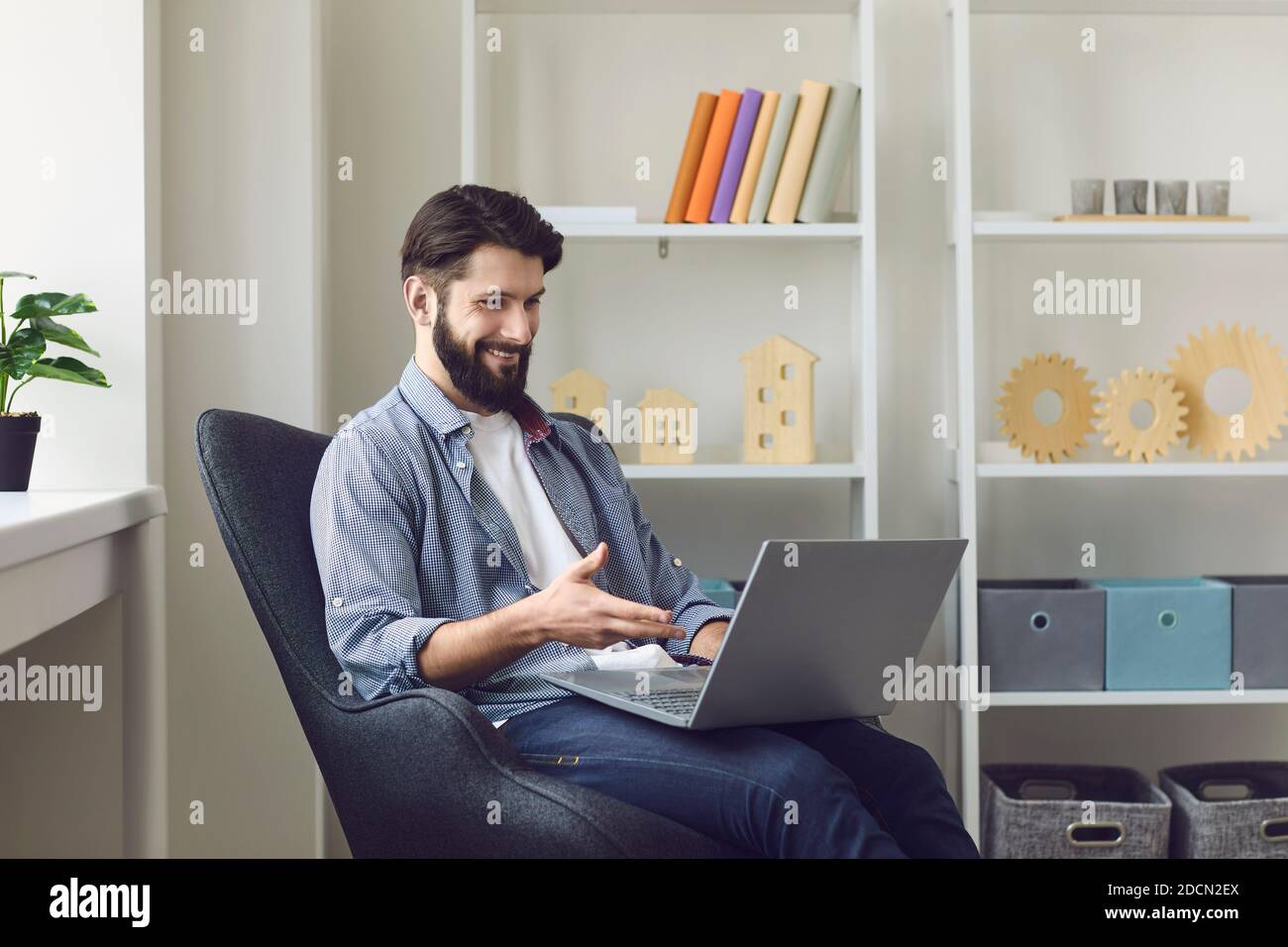 Bon homme barbu qui fait un appel vidéo Banque D'Images