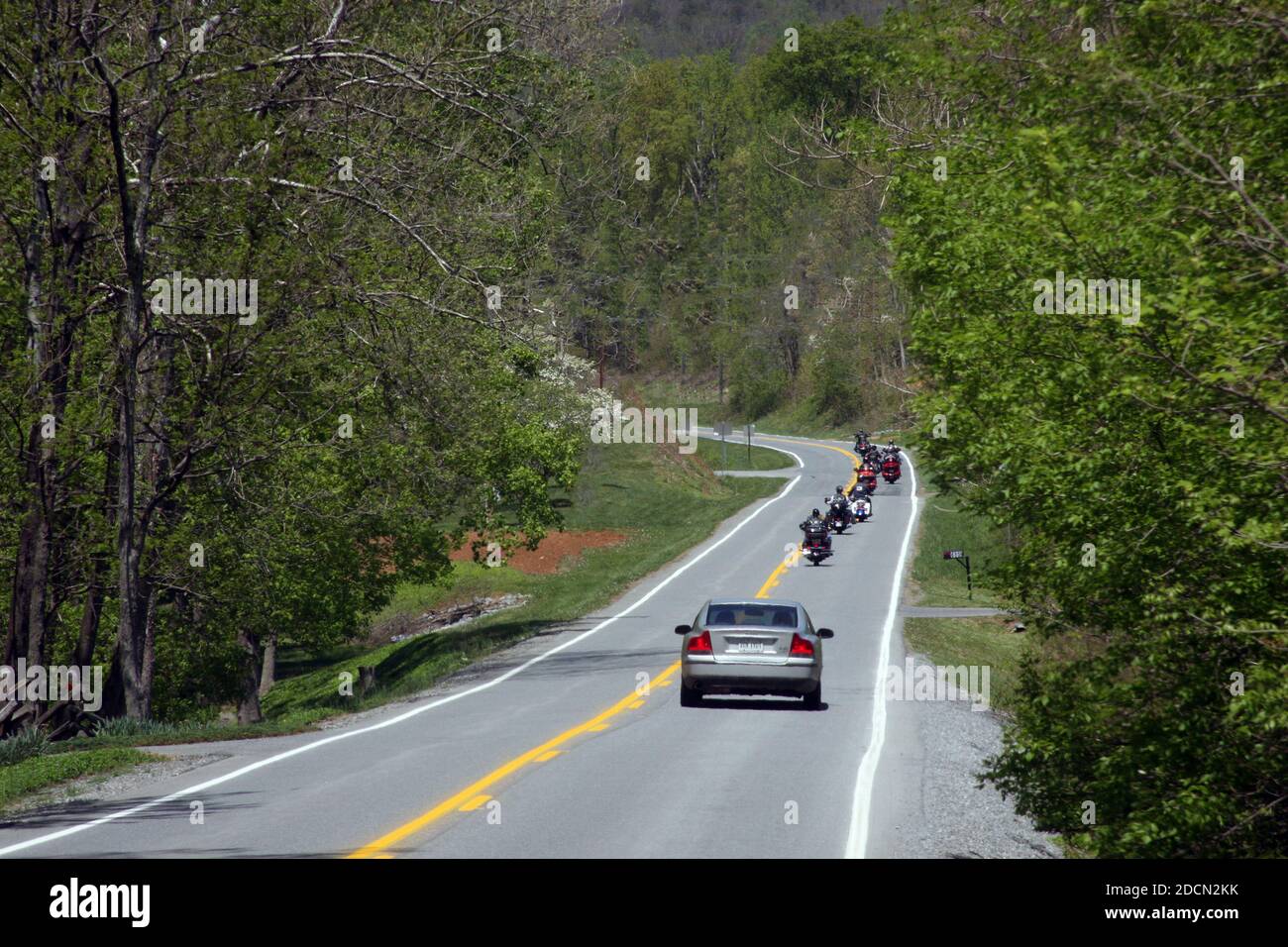 Grand groupe de motos sur la route en Virginie, USA Banque D'Images