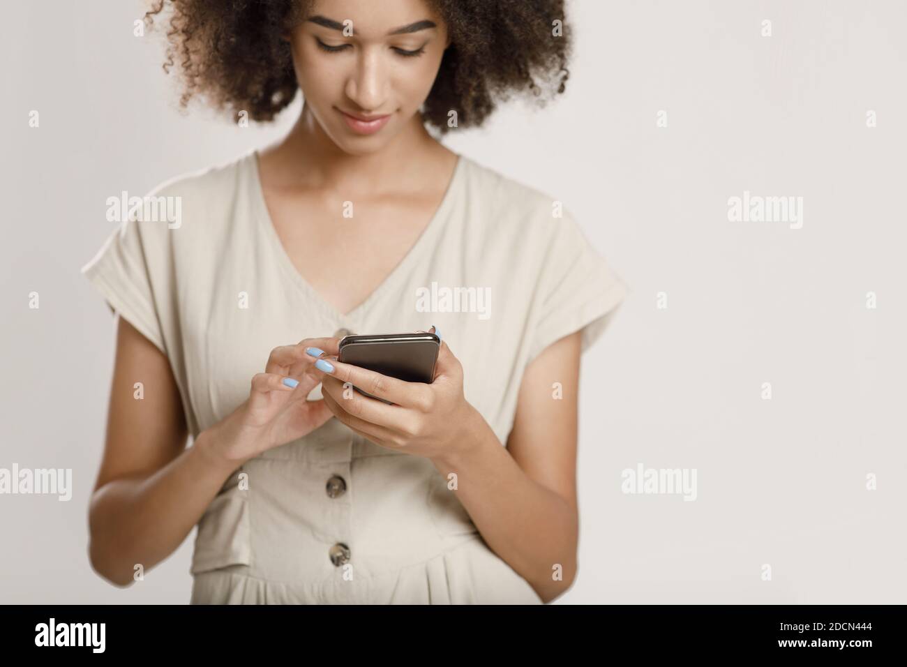 Surfer sur Internet, travailler avec le blog et taper des messages Banque D'Images