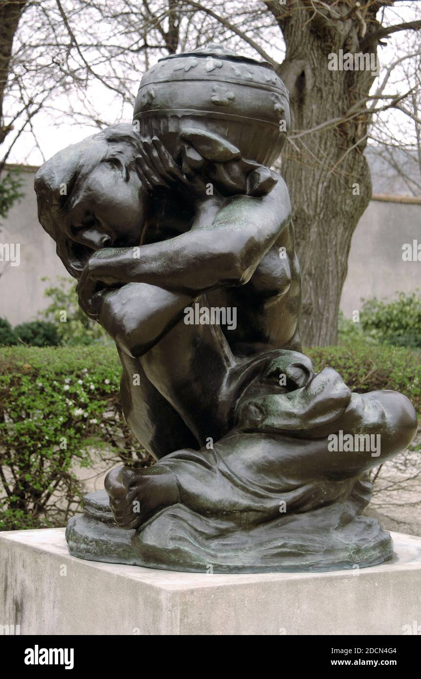 Auguste Rodin (1840-1917). Sculpteur français. Caryatide avec urne, 1883. Bronze. Jardin de sculptures. Musée Rodin. Paris. France. Banque D'Images