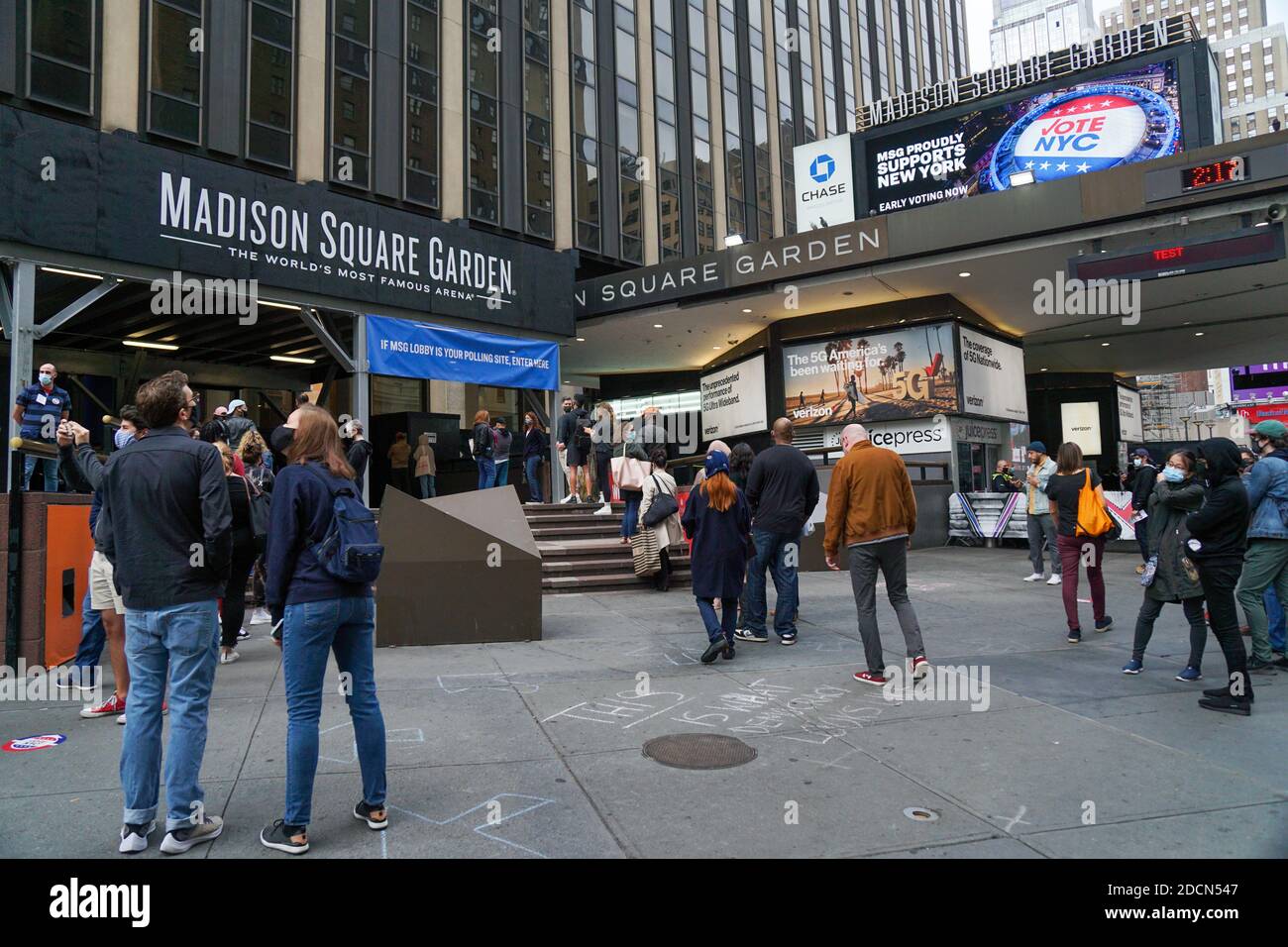 NEW YORK - 24 octobre 2020 : les gens attendent en ligne au Madison Square Garden pour le 1er jour de vote par anticipation Banque D'Images