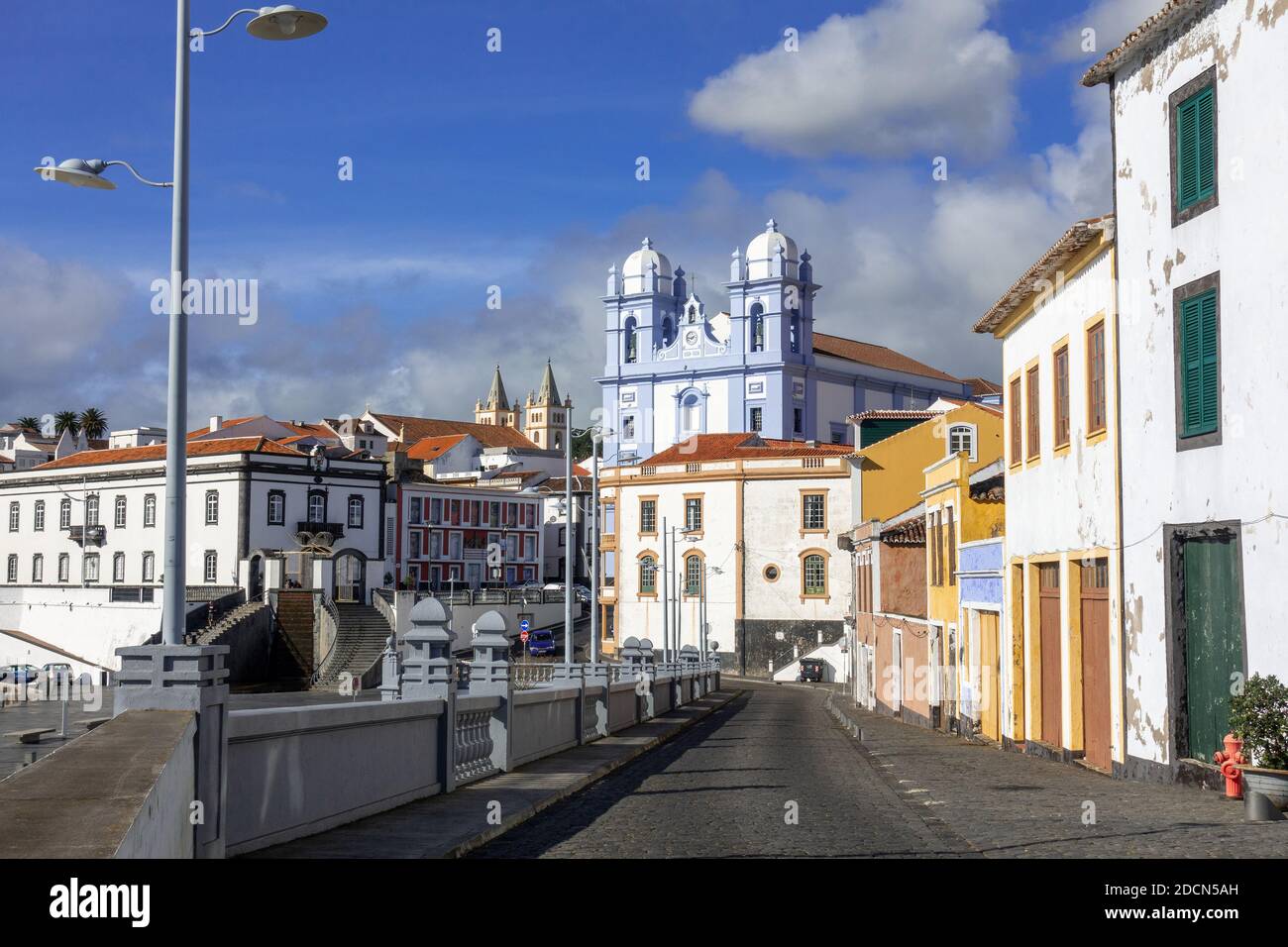 Angra do Heroismo zone portuaire avec l'église de Mercy (Igreja Da Misericordia), et rue Direita rue sur l'île de Terceira les Açores Portugal Banque D'Images