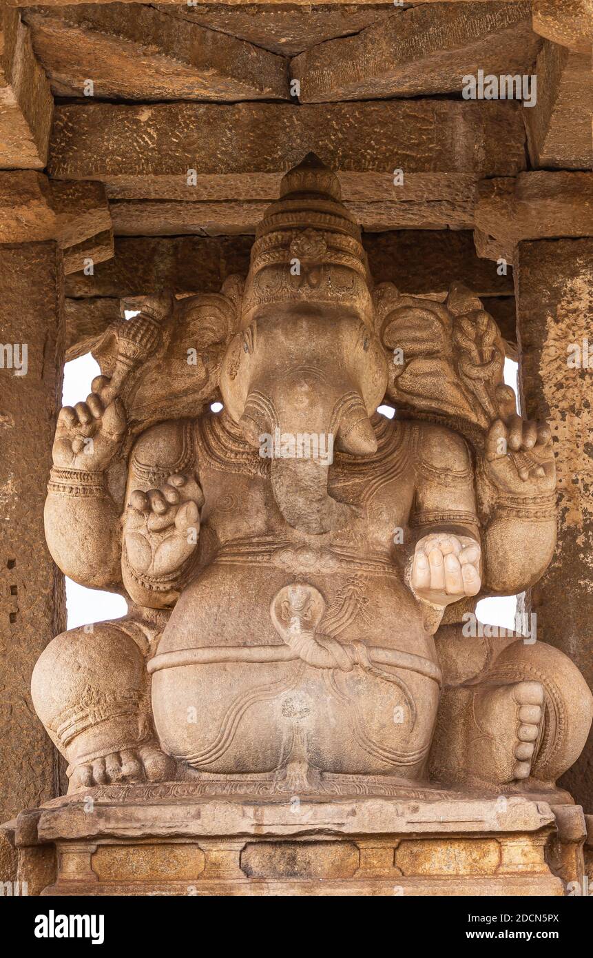 Krishnapura, Karnataka, Inde - 4 novembre 2013 : gros plan de Sasivekaly Ganesha ou de la graine de moutarde résidant dans son sanctuaire de pierre brune. Banque D'Images
