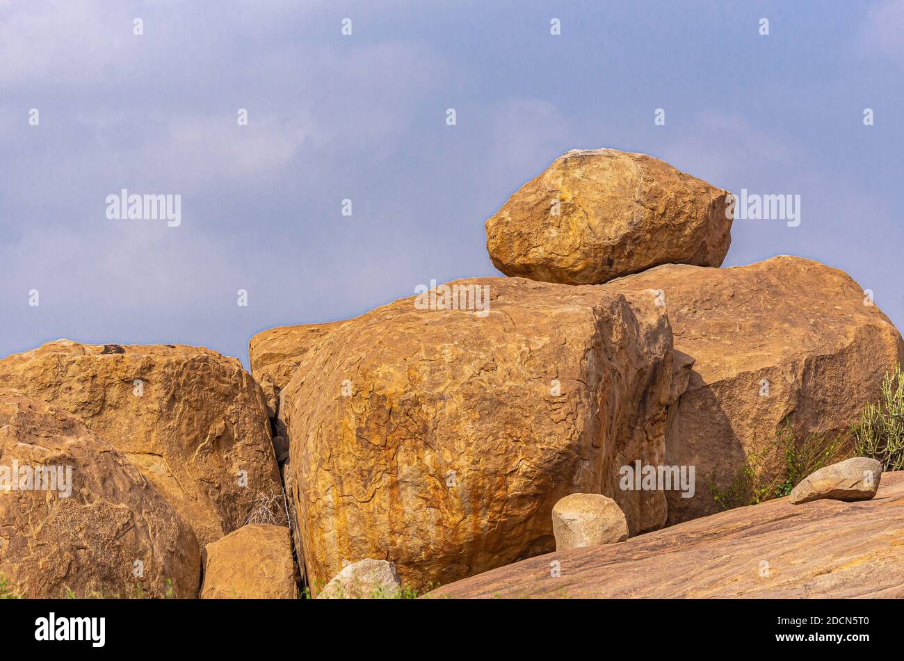 Krishnapura, Karnataka, Inde - 4 novembre 2013 : énormes rochers bruns près de Sasivekaly Ganesha ou statue de graine de moutarde sous ciel bleu. Banque D'Images