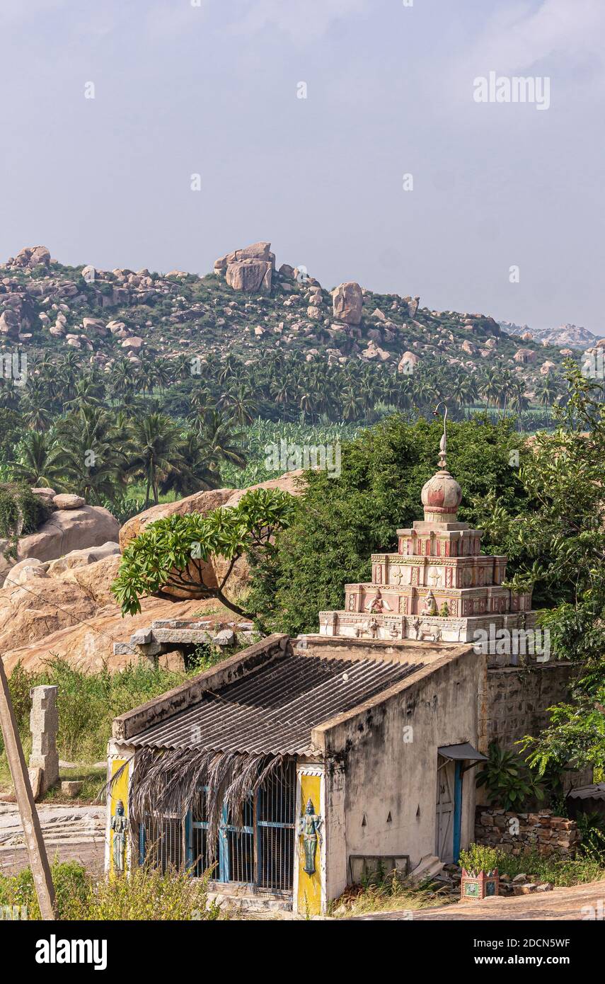 Krishnapura, Karnataka, Inde - 4 novembre 2013 : sanctuaire pyramidal caché par des arbres près de Sasivekaly Ganesha ou de la statue de la graine de moutarde sous ciel bleu. RO Banque D'Images