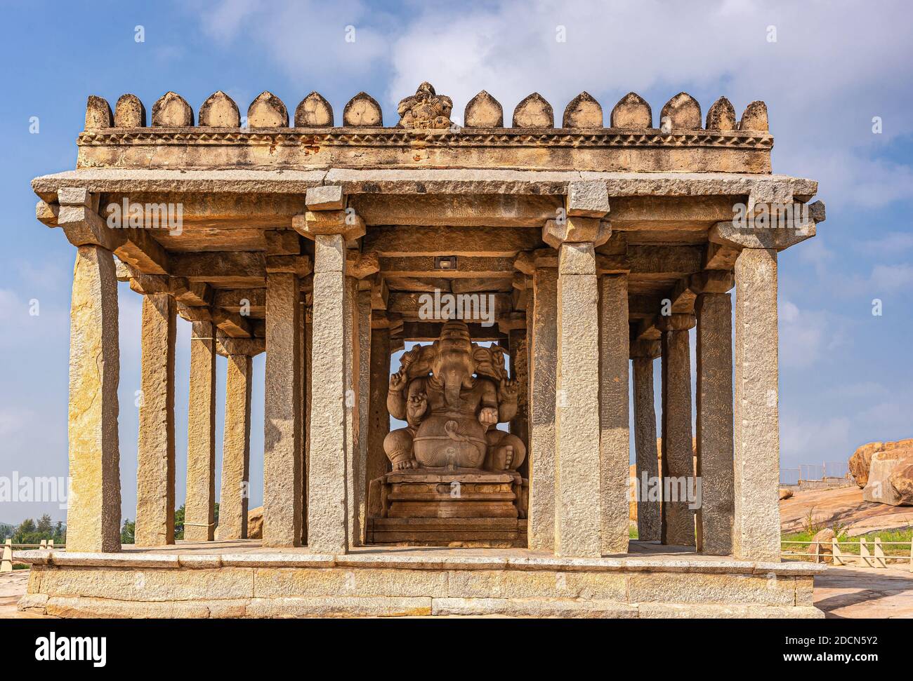 Krishnapura, Karnataka, Inde - 4 novembre 2013 : gros plan de Sasivekaly Ganesha ou de Mustard Seed, sanctuaire de pierre brune, isolé contre le ciel bleu. Banque D'Images