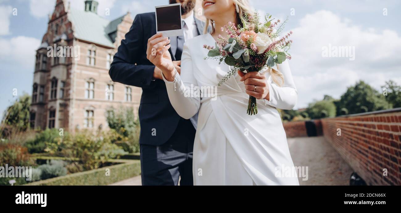 Couple de mariée célébrant ensemble le joyeux jour de mariage. Concept d'agence de mariage. Banque D'Images Couple de mariée célébrant ensemble le joyeux jour de mariage. Concept d'agence de mariage. Banque D'Images