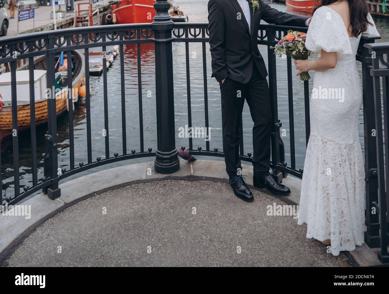 Couple de mariée célébrant ensemble le joyeux jour de mariage. Concept d'agence de mariage. Banque D'Images Couple de mariée célébrant ensemble le joyeux jour de mariage. Concept d'agence de mariage. Banque D'Images