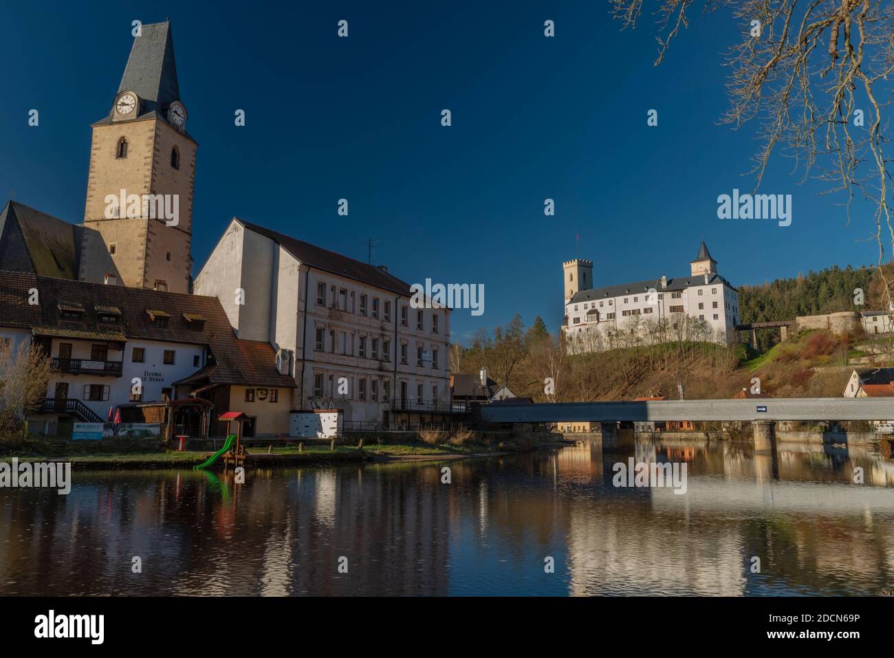 Rozmberk nad Vltavou ville avec ancien château sur la vallée de rivière Vltava en automne matin ensoleillé et froid Banque D'Images